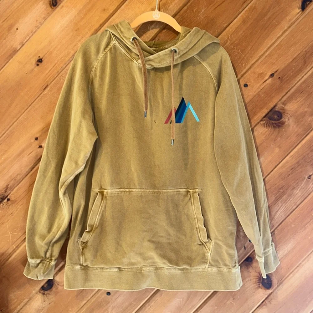 American Eagle Men’s mountain peak tan vintage style sweatshirt